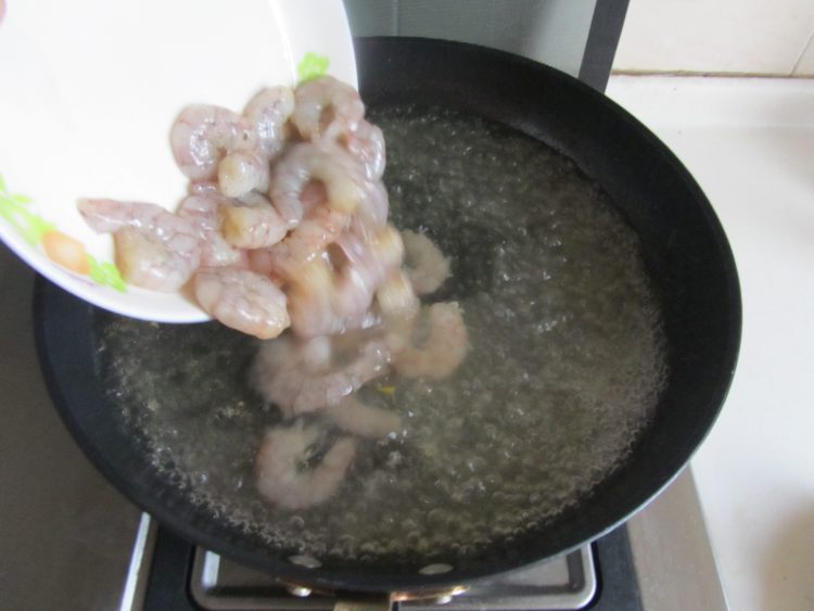 彩椒虾仁炒饭步骤6