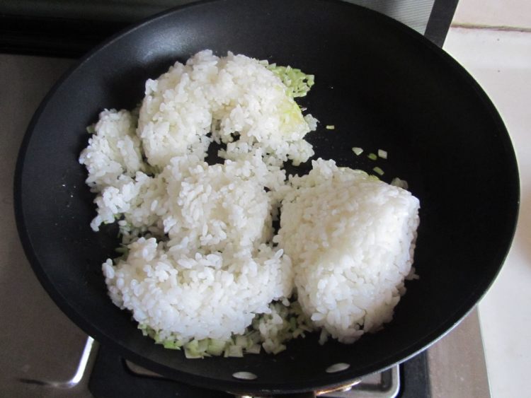 彩椒虾仁炒饭步骤9