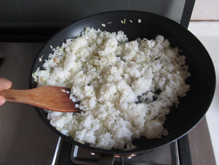 彩椒虾仁炒饭步骤8