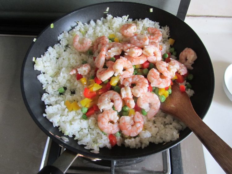 彩椒虾仁炒饭步骤11
