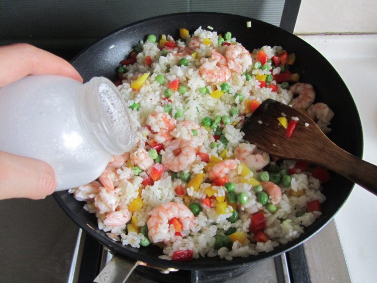 彩椒虾仁炒饭步骤12