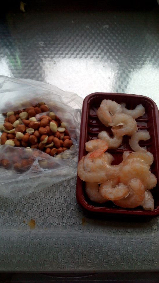 香辣花生虾仁步骤1