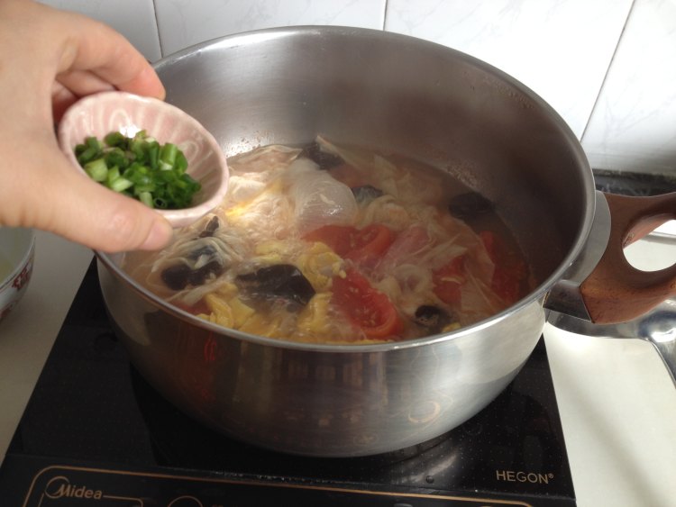 西红柿虾仁汤步骤7