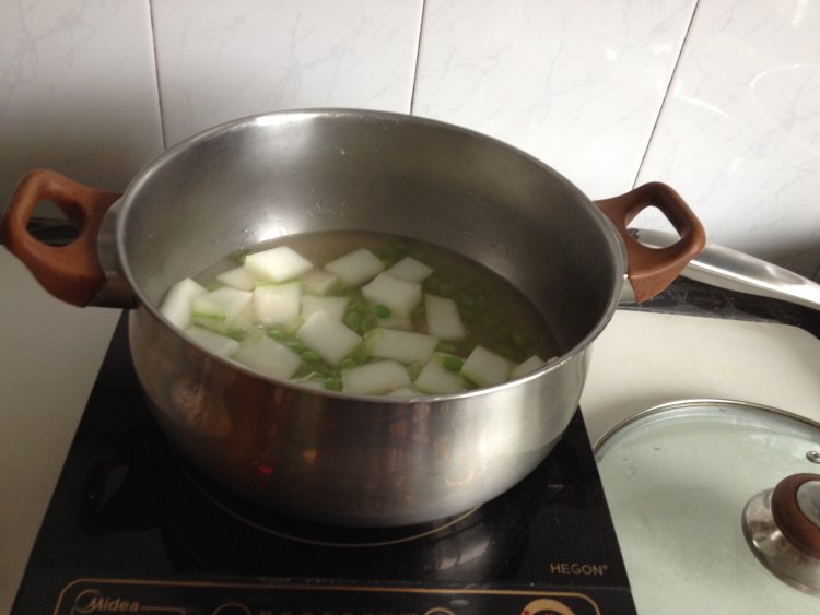 冬瓜虾仁毛豆汤步骤6