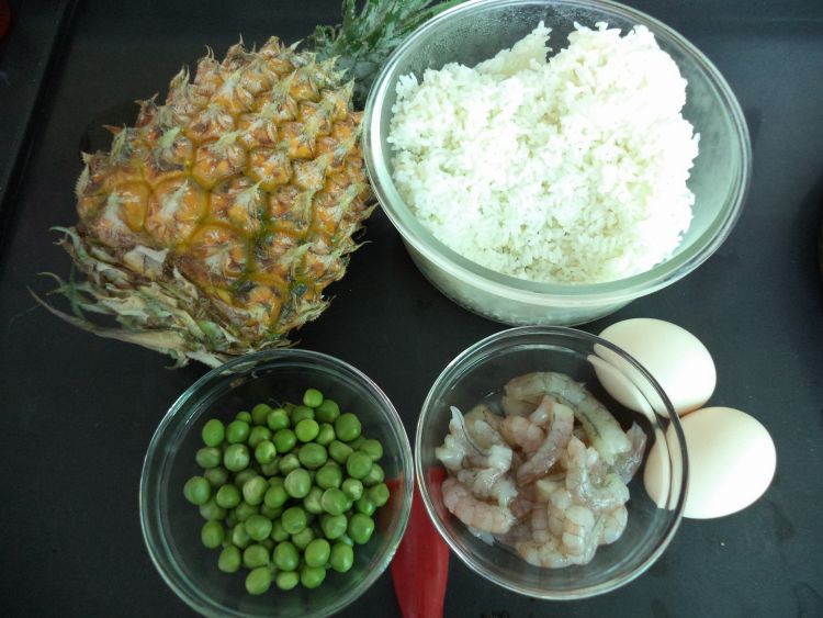 虾仁菠萝炒饭步骤1
