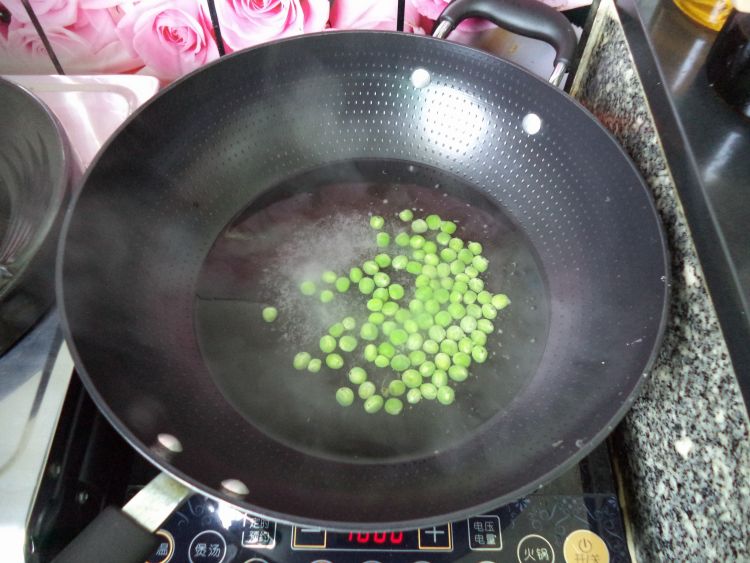 虾仁菠萝炒饭步骤7