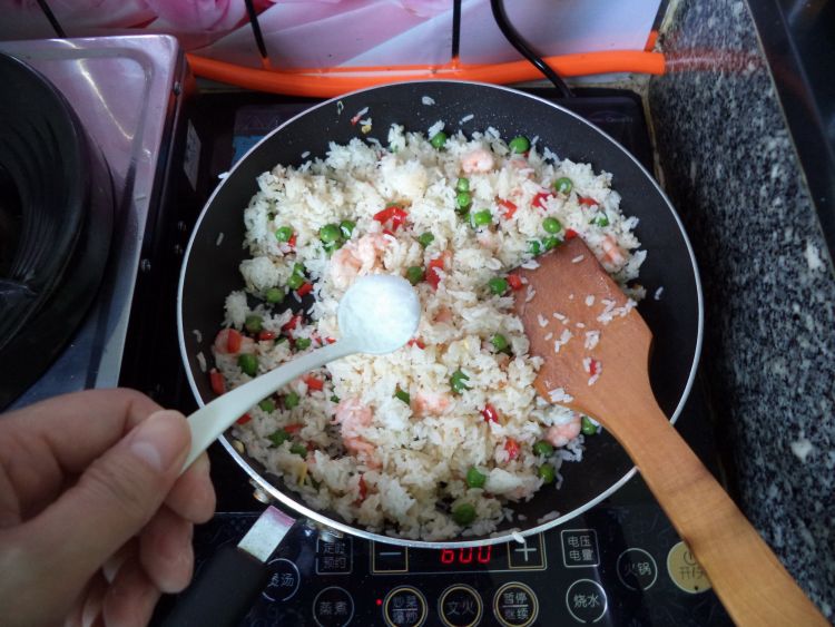 虾仁菠萝炒饭步骤13