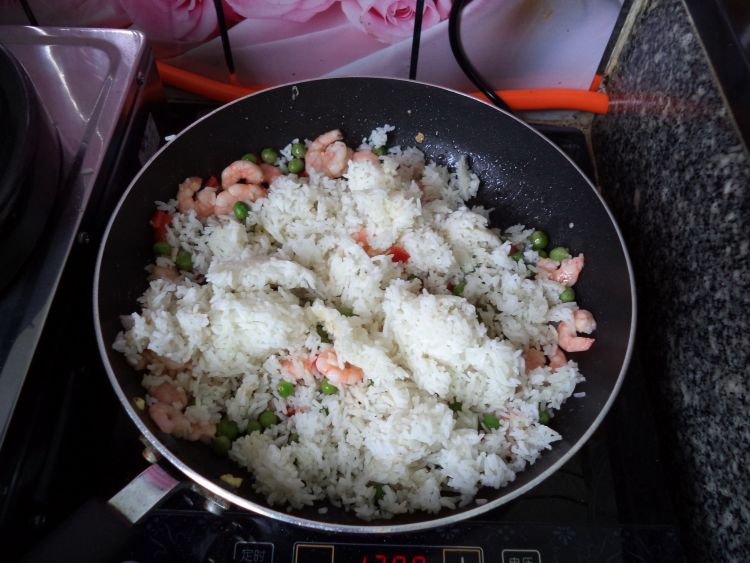 虾仁菠萝炒饭步骤12