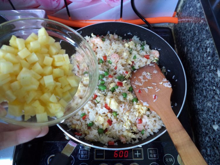 虾仁菠萝炒饭步骤16