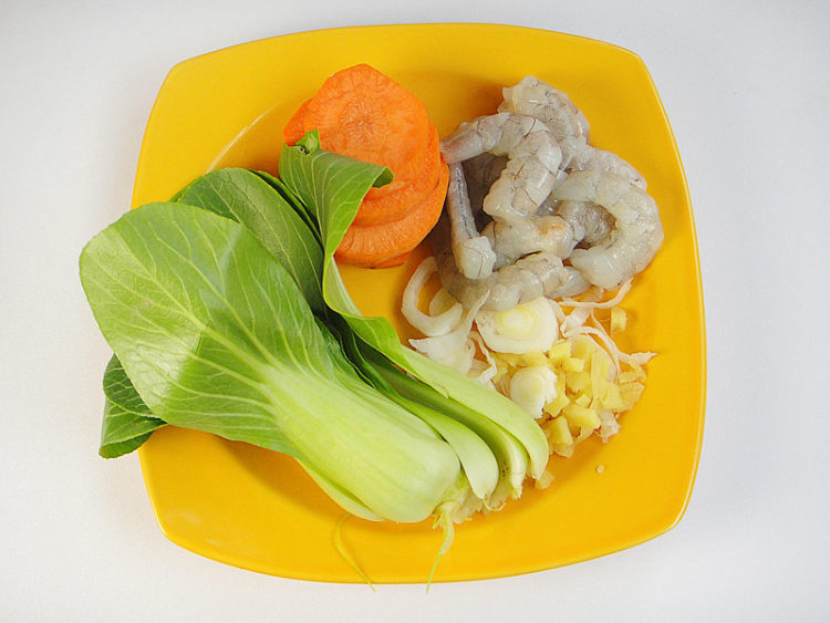 小草蔬菜鲜虾面步骤1