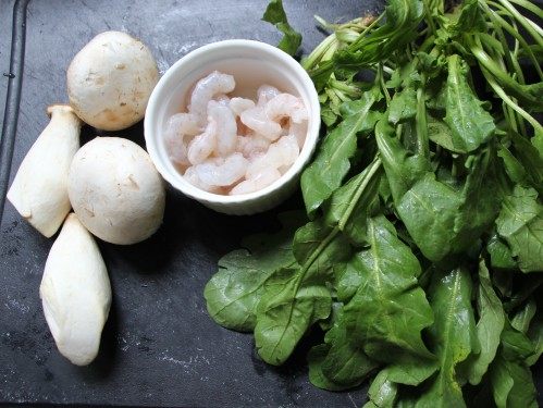 荠菜虾仁双菇羹步骤1