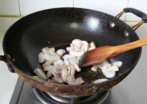 荠菜虾仁双菇羹步骤4