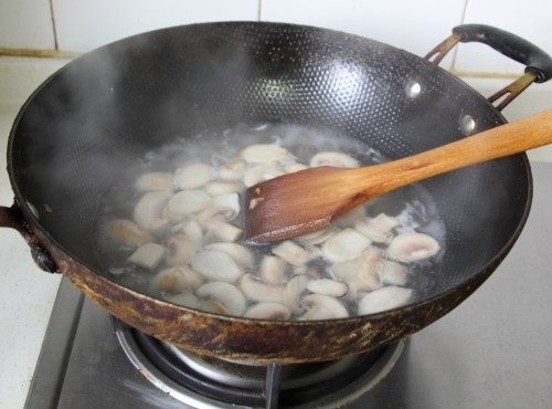 荠菜虾仁双菇羹步骤5