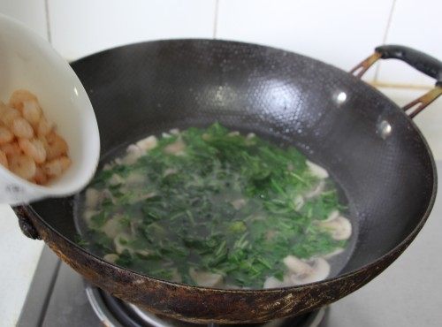 荠菜虾仁双菇羹步骤8