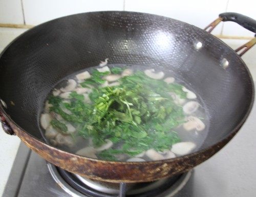 荠菜虾仁双菇羹步骤7
