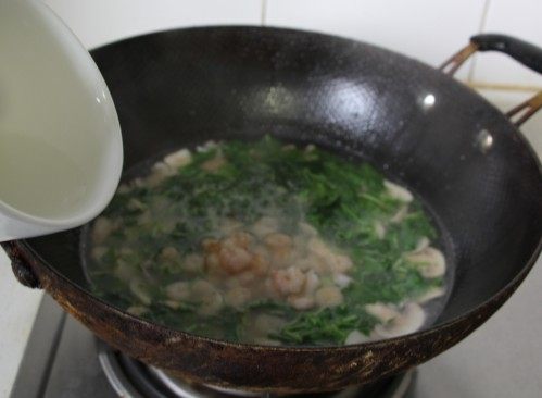 荠菜虾仁双菇羹步骤9
