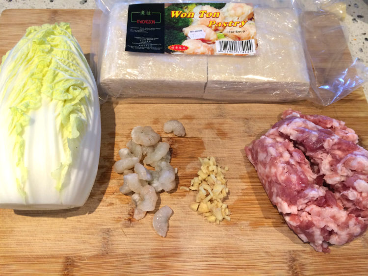 虾仁菜肉馄饨步骤1