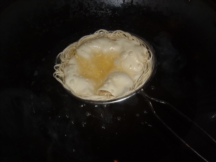 鸟巢虾仁步骤3