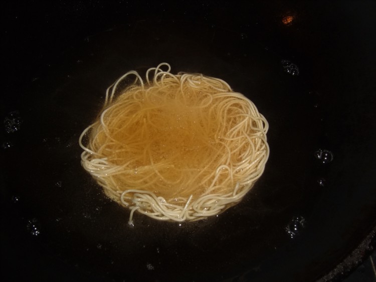 鸟巢虾仁步骤4