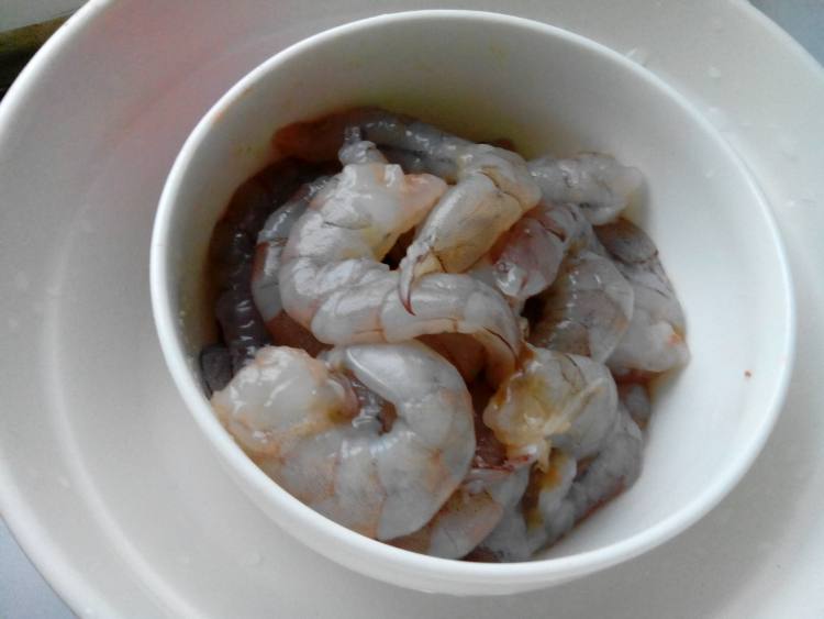 虾仁青豆炒饭步骤2
