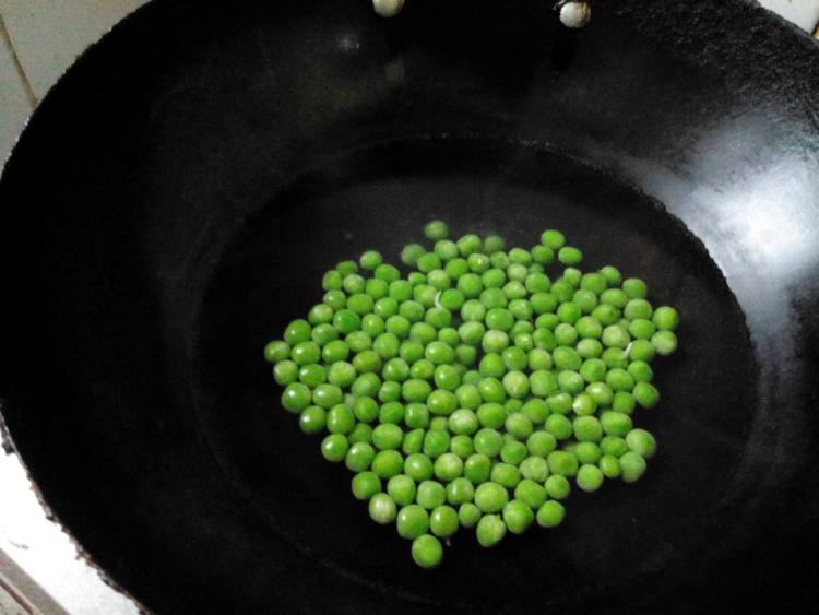虾仁青豆炒饭步骤1