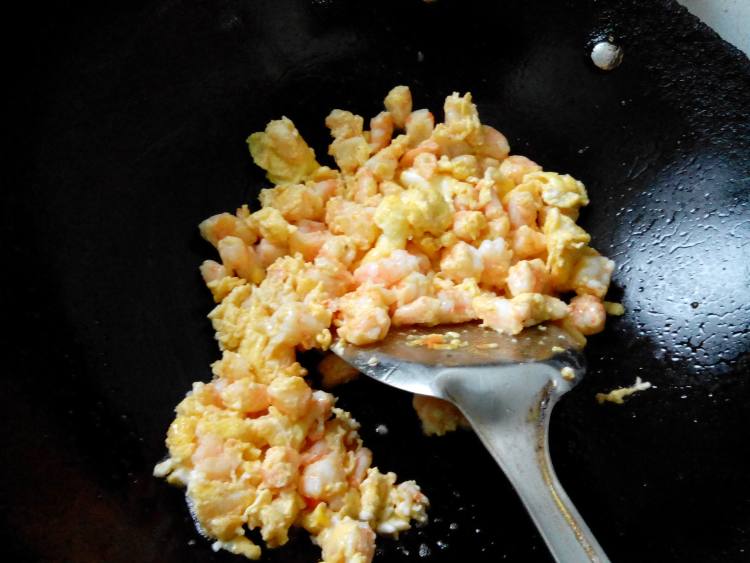 虾仁青豆炒饭步骤9
