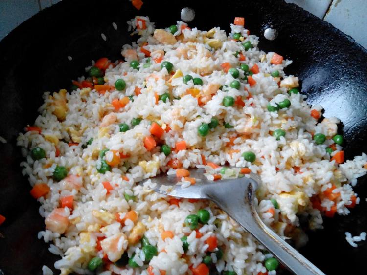 虾仁青豆炒饭步骤13