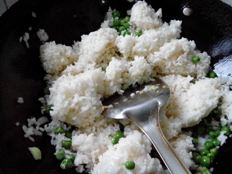 虾仁青豆炒饭步骤12