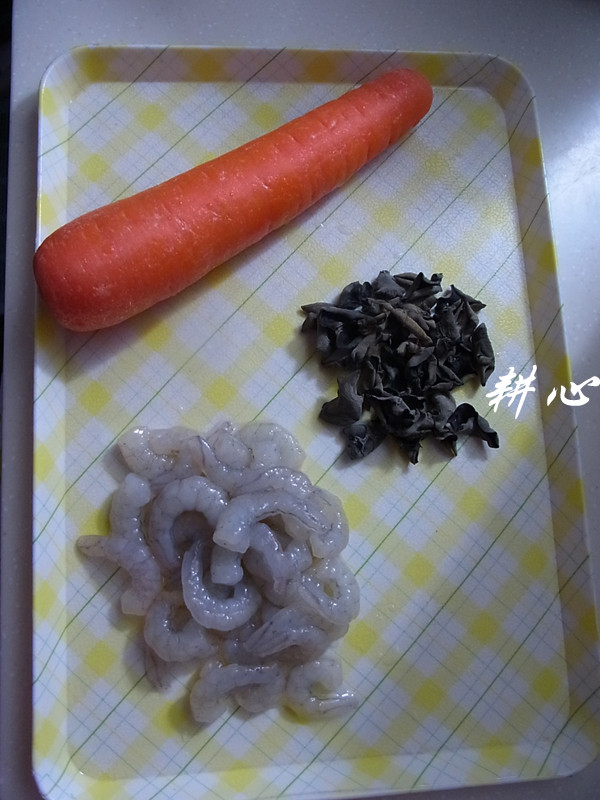 甘笋木耳炒虾仁步骤1