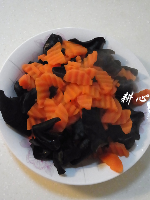 甘笋木耳炒虾仁步骤4