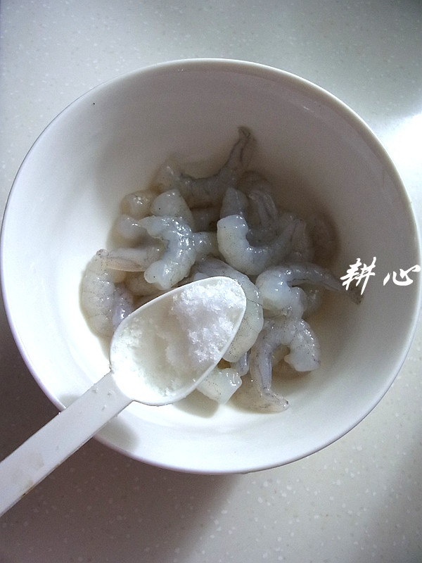 甘笋木耳炒虾仁步骤5