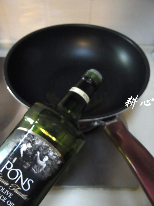 甘笋木耳炒虾仁步骤7