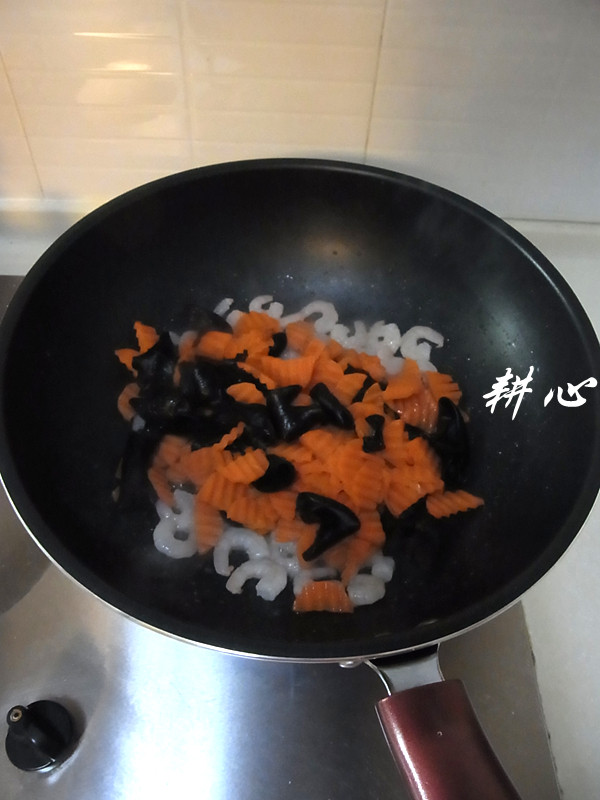甘笋木耳炒虾仁步骤9