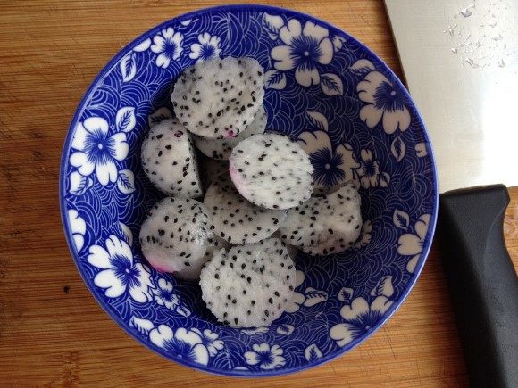 火龙果西芹炒虾仁步骤2