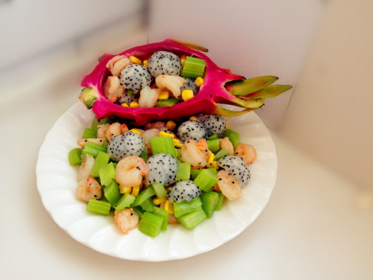 火龙果西芹炒虾仁步骤12