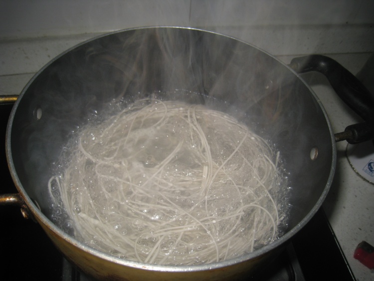 番茄虾仁拌面步骤3