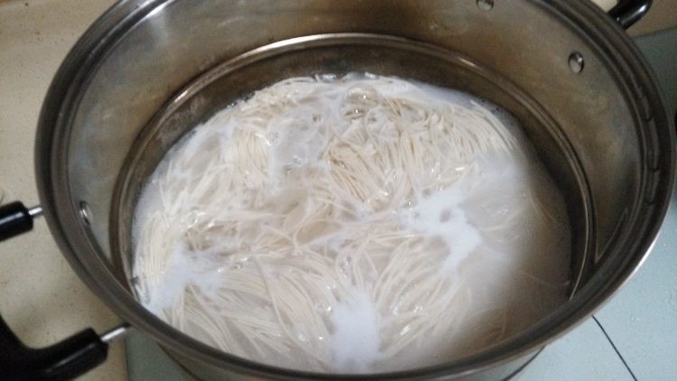 茄汁虾仁炒面步骤3