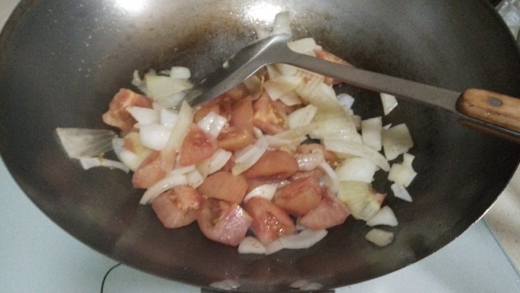 茄汁虾仁炒面步骤7