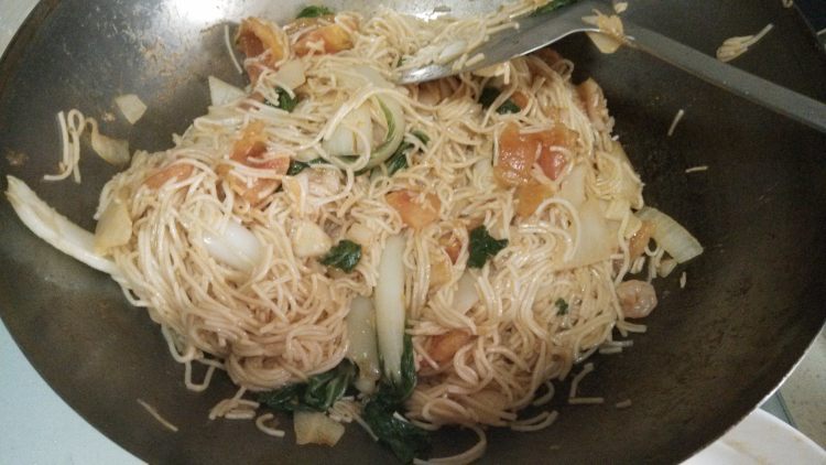 茄汁虾仁炒面步骤10