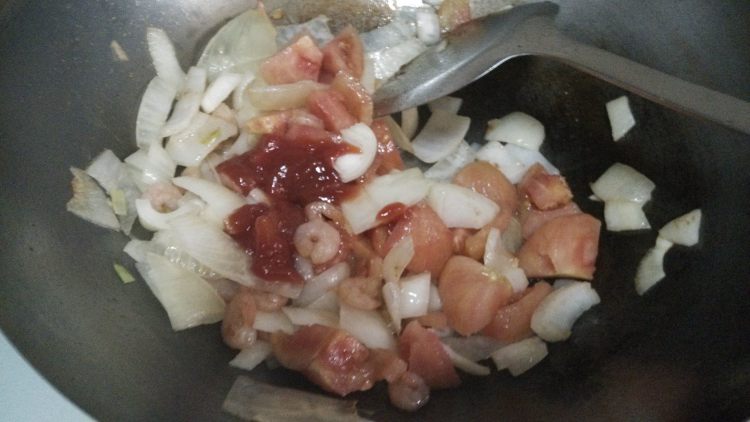 茄汁虾仁炒面步骤8