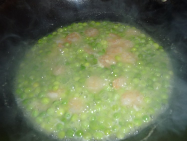 豌豆烧虾仁步骤6