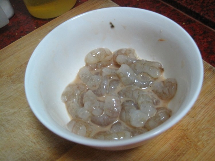 虾仁炒生菜步骤2