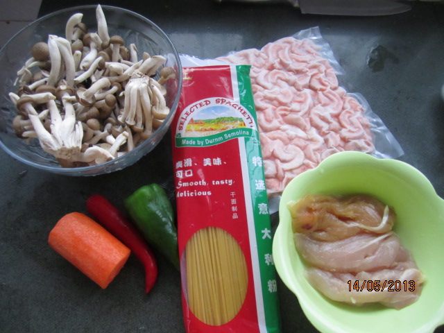 鸡肉虾仁炒意粉步骤1