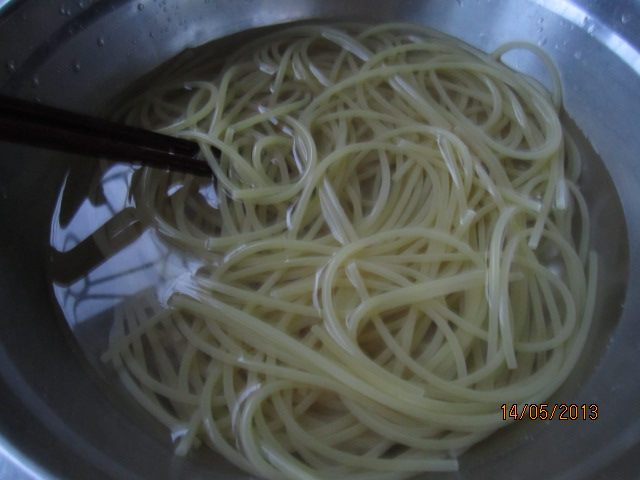 鸡肉虾仁炒意粉步骤4