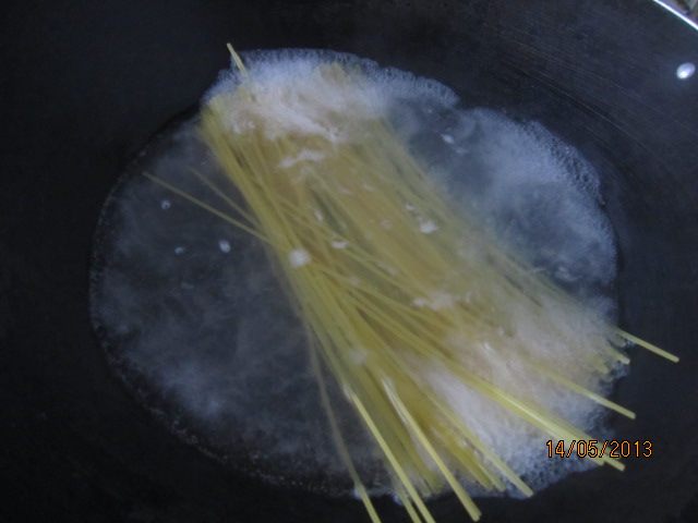 鸡肉虾仁炒意粉步骤3