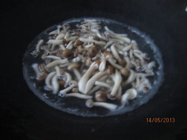 鸡肉虾仁炒意粉步骤5