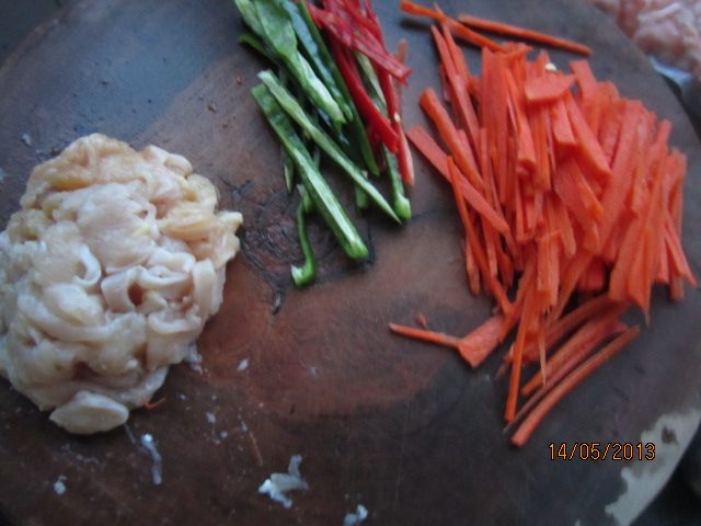 鸡肉虾仁炒意粉步骤6
