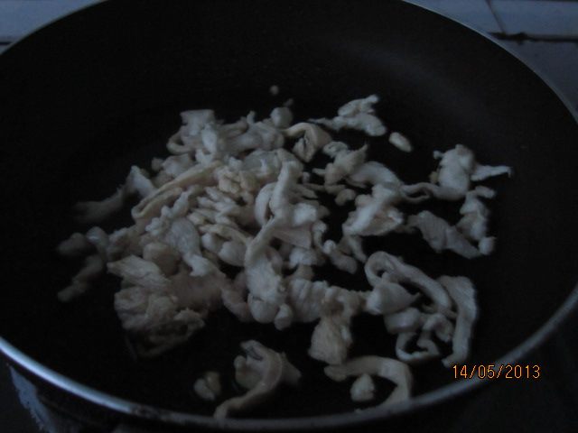 鸡肉虾仁炒意粉步骤10