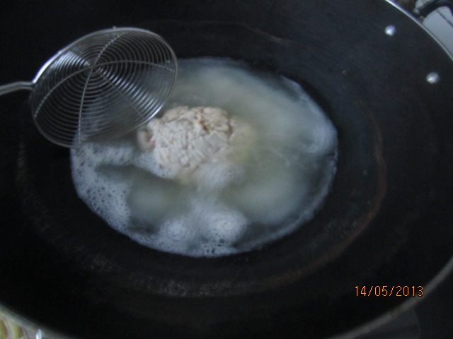鸡肉虾仁炒意粉步骤7