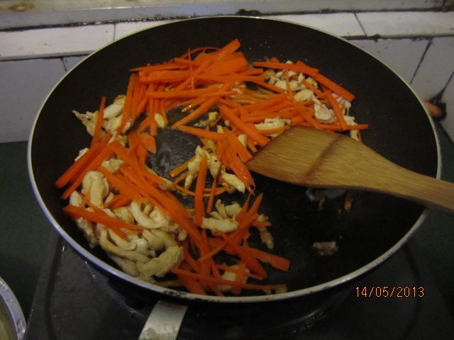 鸡肉虾仁炒意粉步骤11